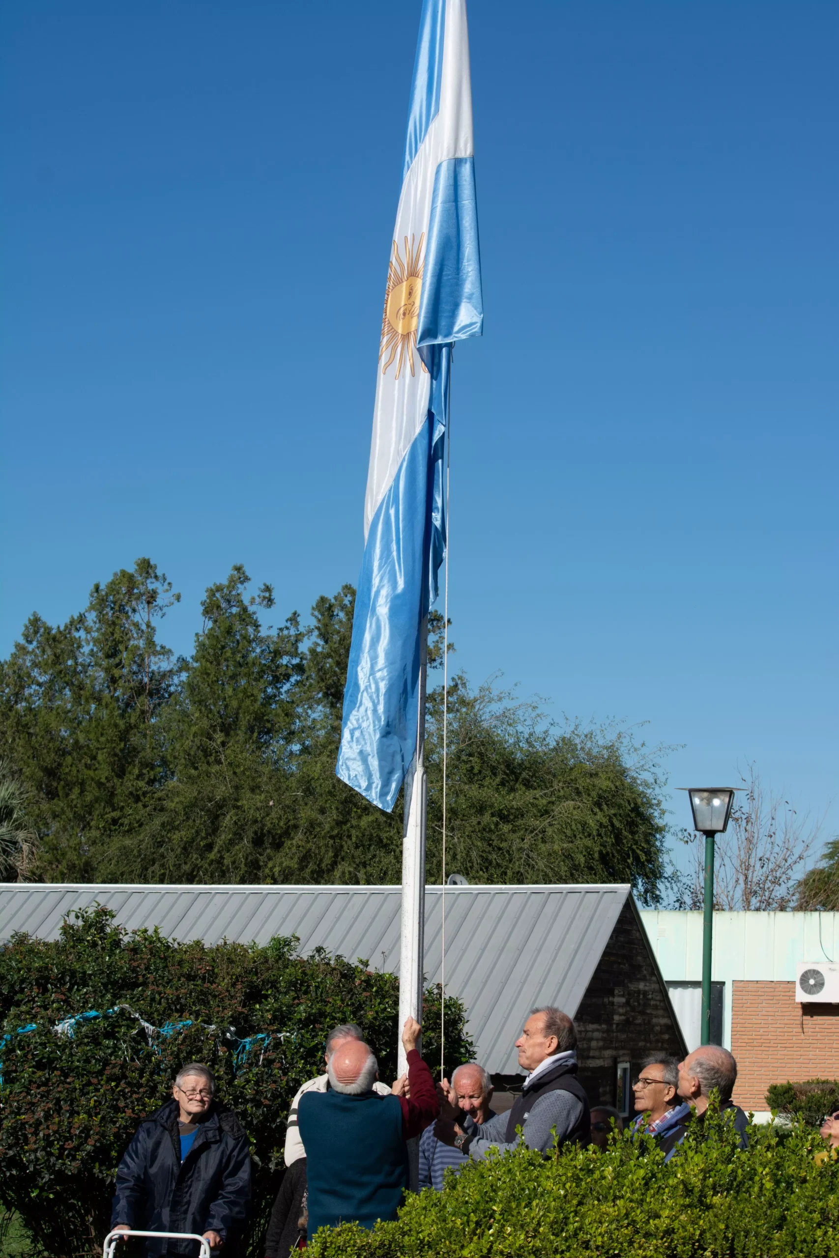 Imagen izando la bandera